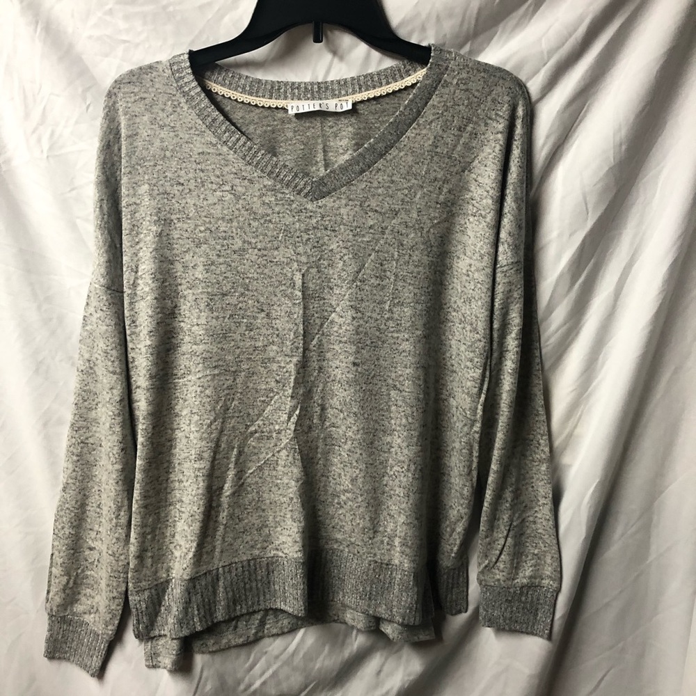NWOT GRAY V NECK LIGHTWEIGHT SWEATER MED